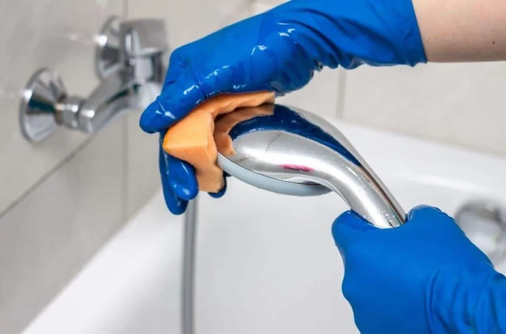 Jak na čištění a odvápnění sprchové hlavice?