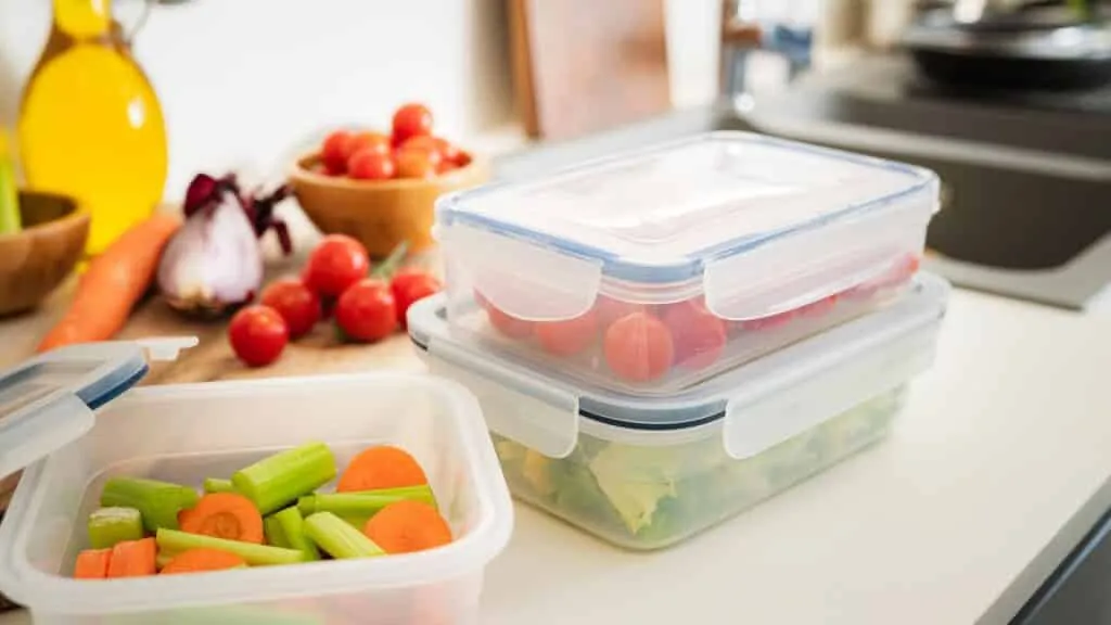 Je bezpečné mít v kuchyni staré plastové nádoby?