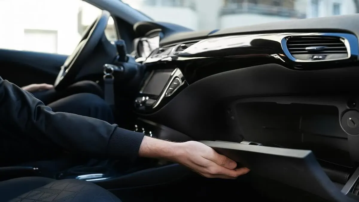 Praktický tip pro větší bezpečí vašeho vozu: otevřená přihrádka