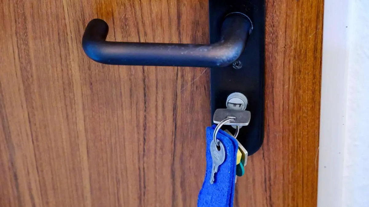 Nechat klíč v zámku přes noc: zvyk, co chrání, nebo spíš riziko?