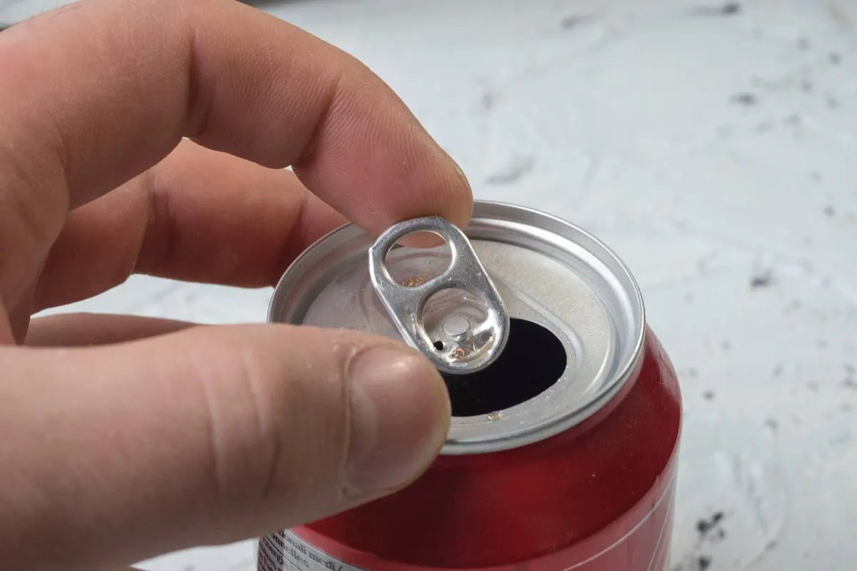 Co skrývá malý otvor v záložce plechovky: příběh jedné inovace