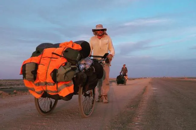 Karl Bushby: odvážný cestovatel na cestě kolem světa pěšky