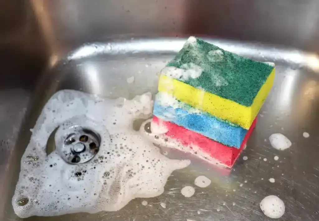 Co skrývají barevné kuchyňské houbičky: malá revoluce v čištění