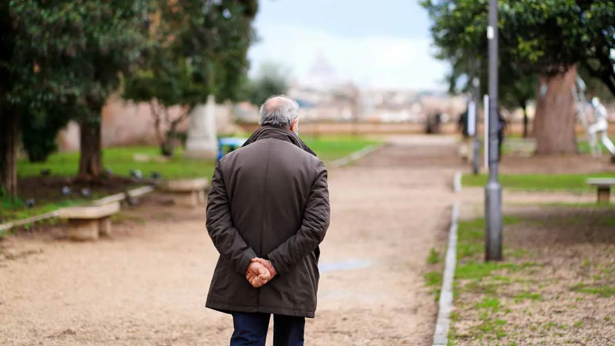 Chůze s rukama za zády – co prozrazuje o emocích a sebevědomí