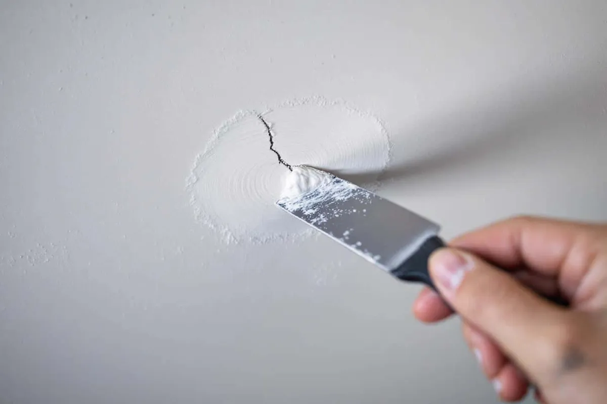 Rychlý kutilský trik na zmizení praskliny na stropě bez velkých prací