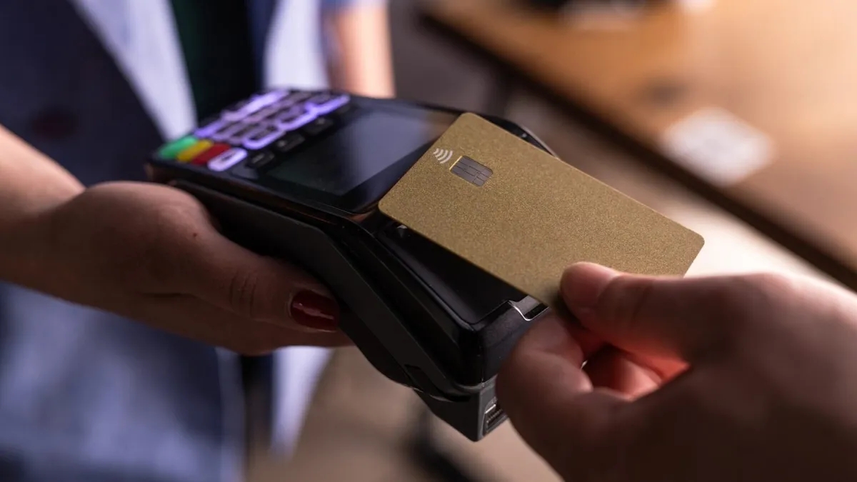Plačení kartou zvyšuje výdaje, tvrdí studie