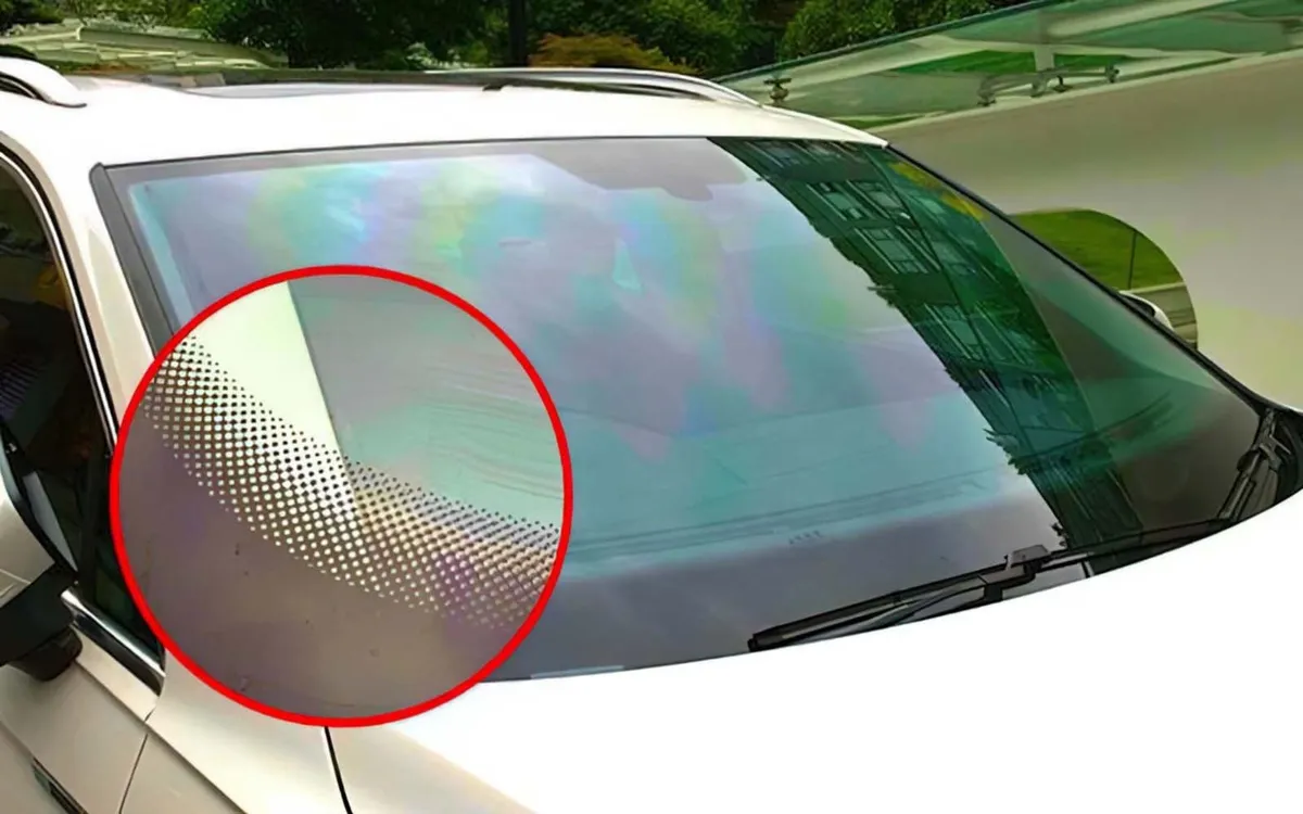 Co skrývá čelní sklo: proč tam jsou malé černé tečky