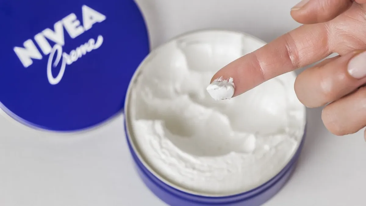 Nivea: „Jsem dermatolog a podíval jsem se na složení modrého krému — tady máte můj upřímný názor“