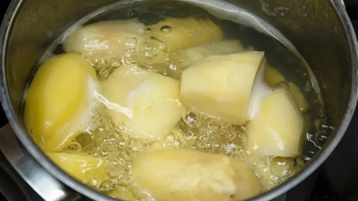 Malý trik, jak vylepšit vaření brambor