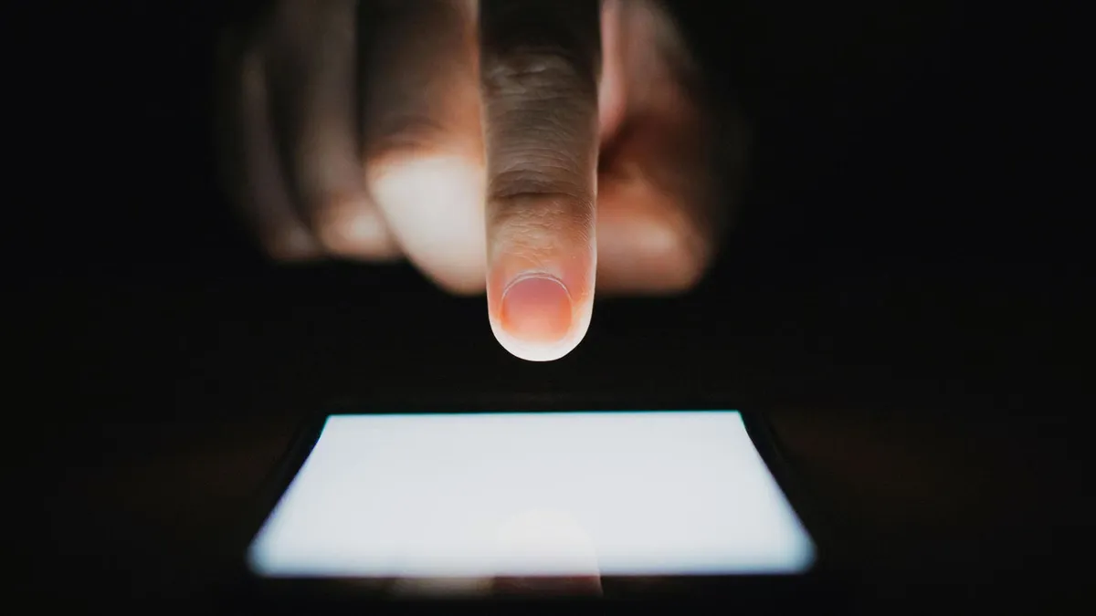 Textovky na pracovních telefonech už nejsou soukromé