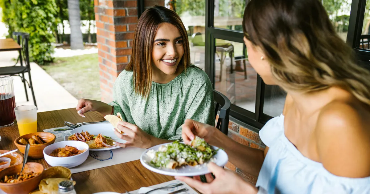 Proč lidé uklízejí stoly v restauracích?